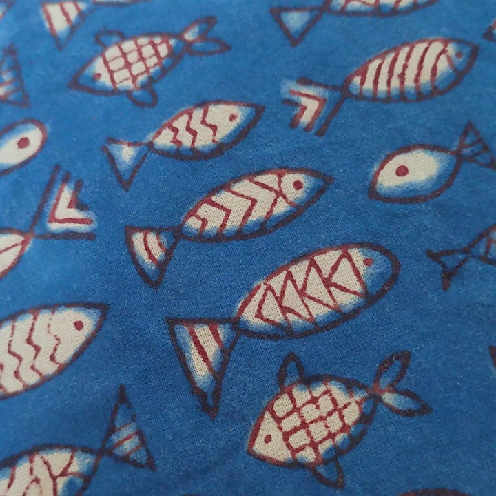 Copricuscino blu in cotone con pesci - dettagli