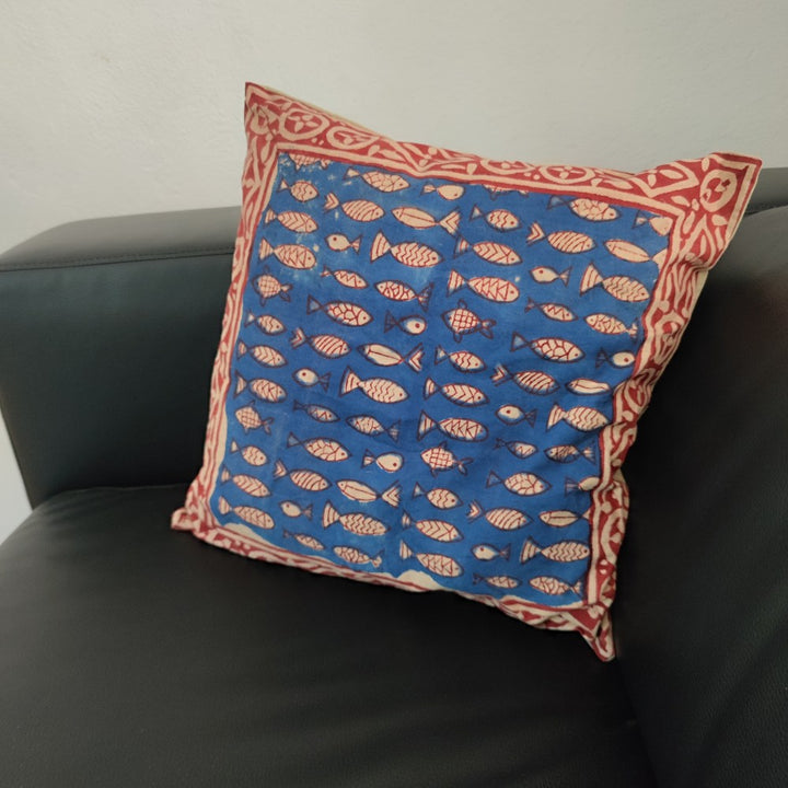 Copricuscino blu in cotone con pesci