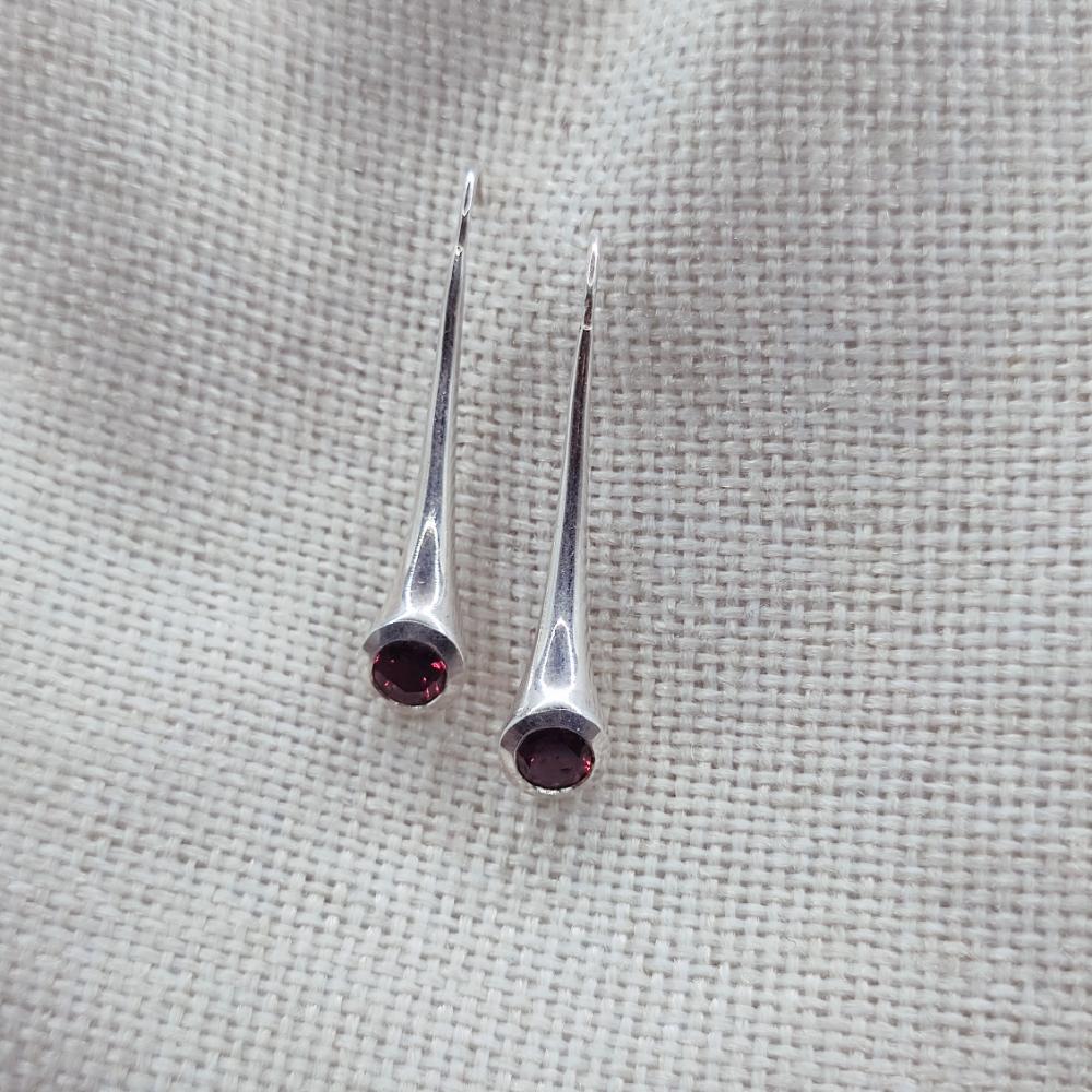 Orecchini minimal in argento 925 granato - KAVYA
