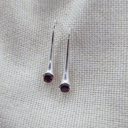 Orecchini minimal in argento 925 granato - KAVYA