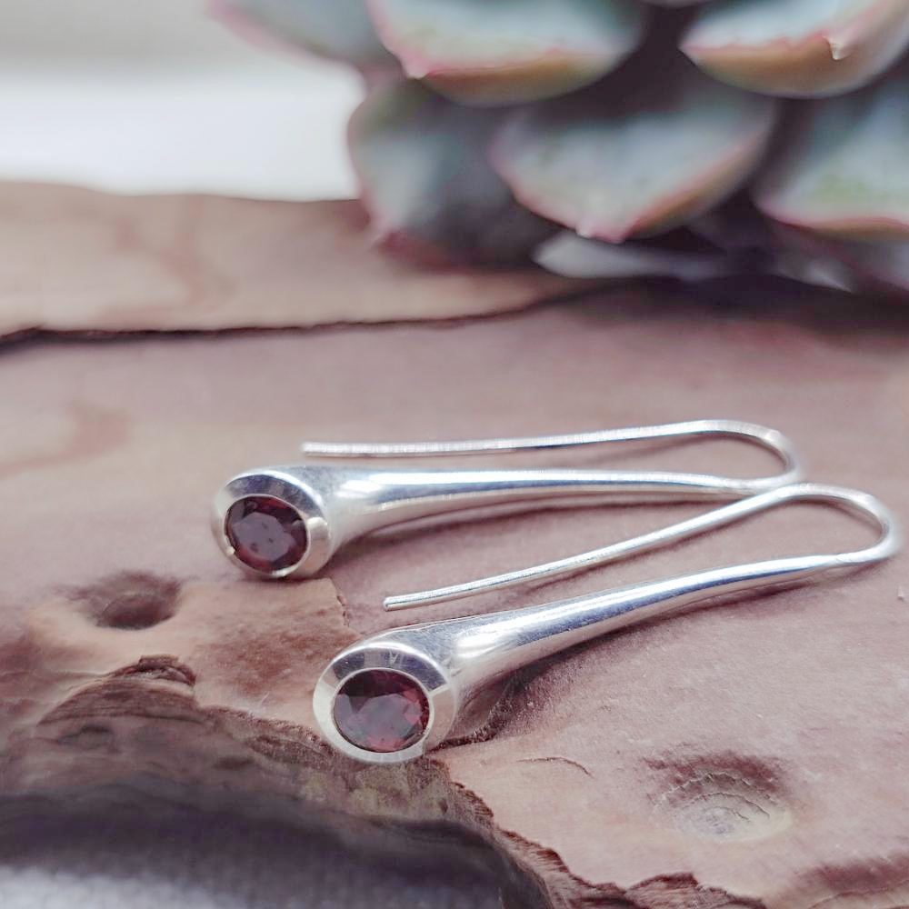 Orecchini minimal in argento 925 granato - KAVYA