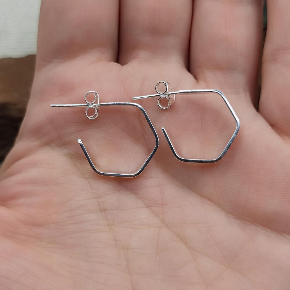 Orecchini Minimal in Argento 925 – Design Esagonale Moderno