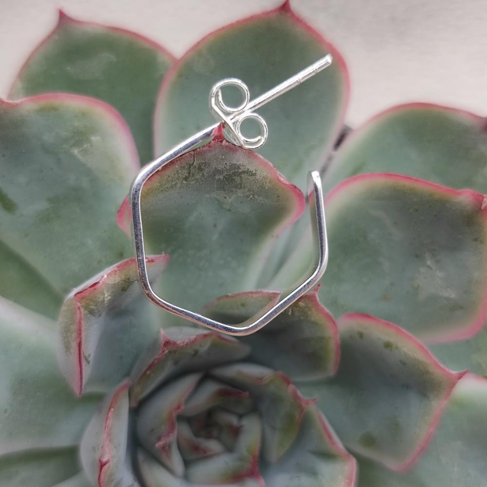 Orecchini Minimal in Argento 925 – Design Esagonale Moderno