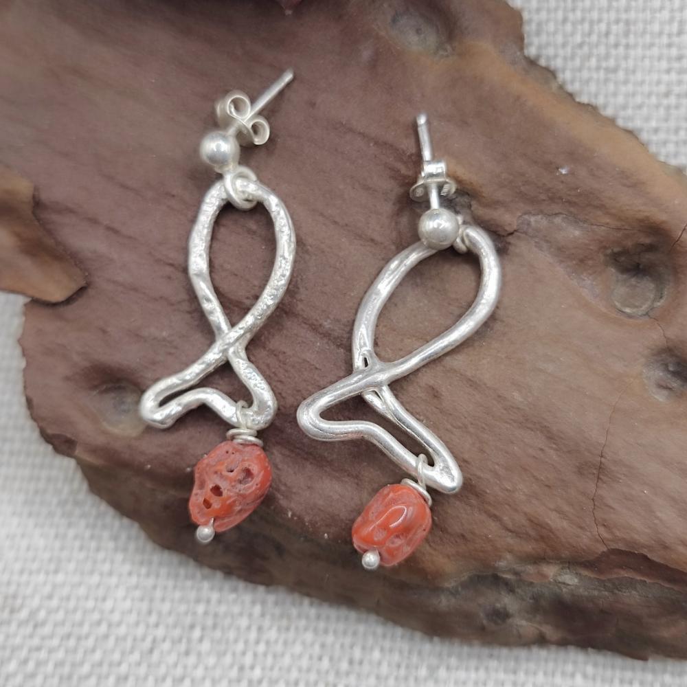 Orecchini in argento con pesci stilizzati e corallo - TENALI