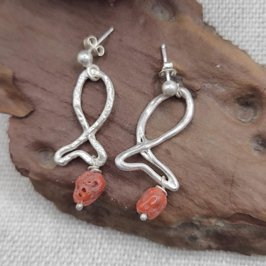 Orecchini in argento con pesci stilizzati e corallo - TENALI