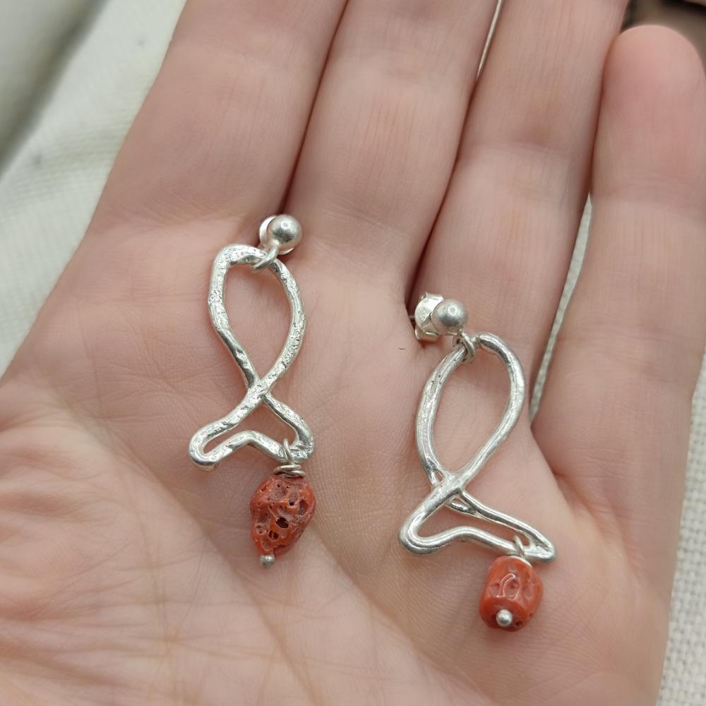 Orecchini in argento con pesci stilizzati e corallo - TENALI