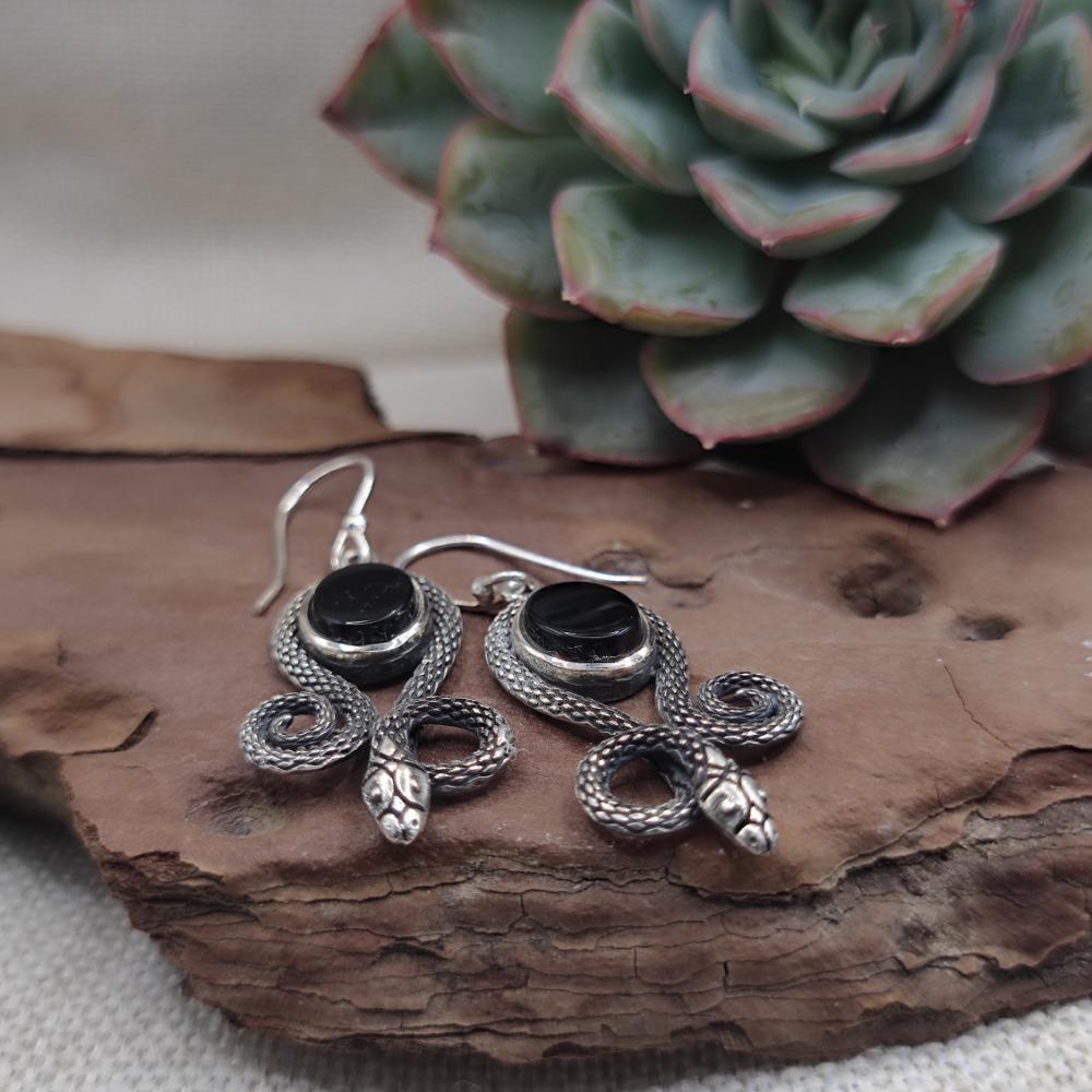 Orecchini in argento 925 con onice nero e serpenti - HUGHLI