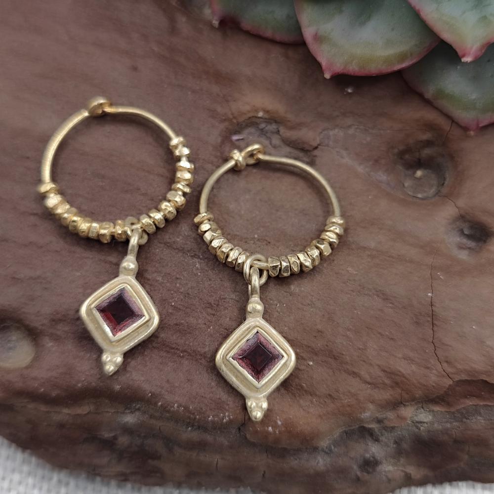 Orecchini a cerchio in argento dorato con granato - KAVERI