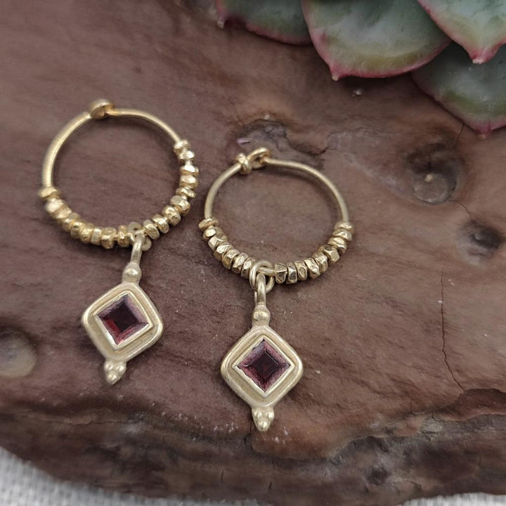 Orecchini a cerchio in argento dorato con granato - KAVERI