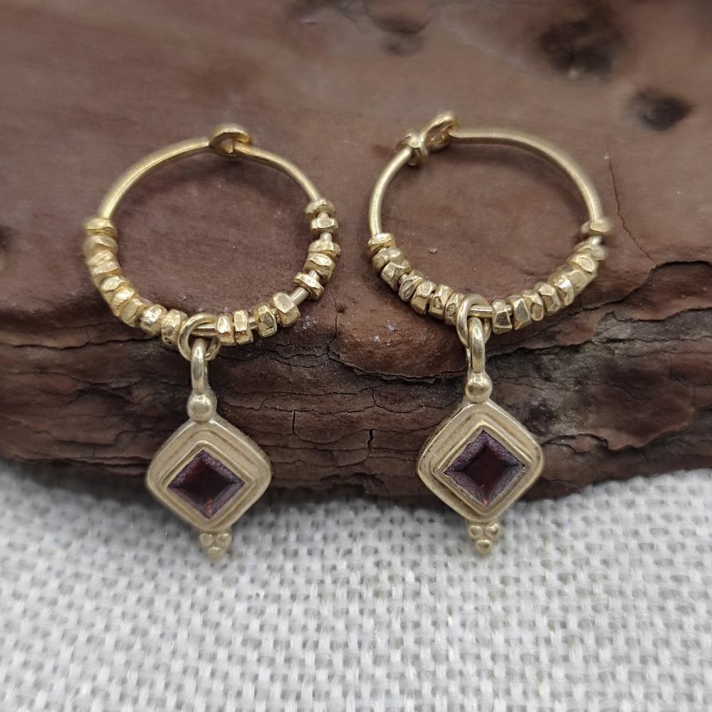 Orecchini a cerchio in argento dorato con granato - KAVERI