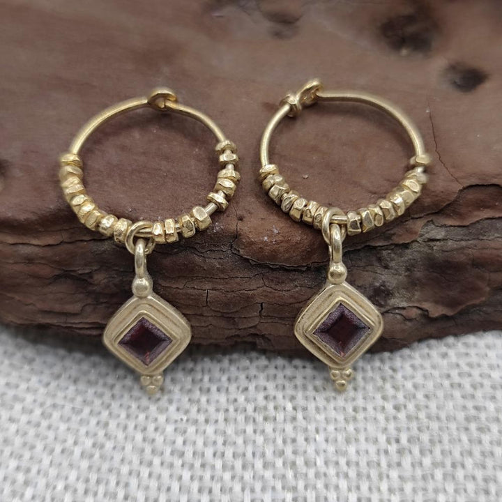 Orecchini a cerchio in argento dorato con granato - KAVERI