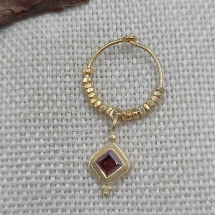 Orecchini a cerchio in argento dorato con granato - KAVERI
