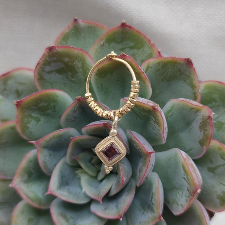 Orecchini a cerchio in argento dorato con granato - KAVERI