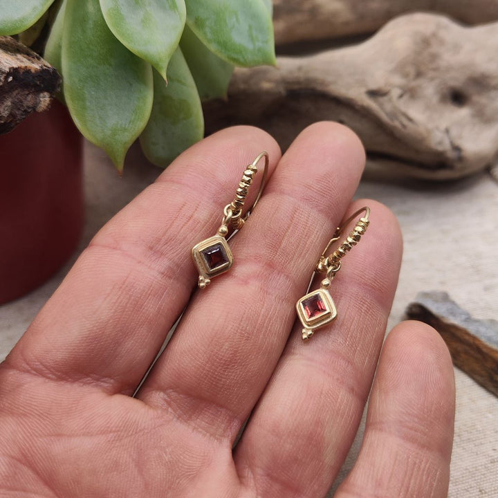 Orecchini a cerchio in argento dorato con granato - KAVERI