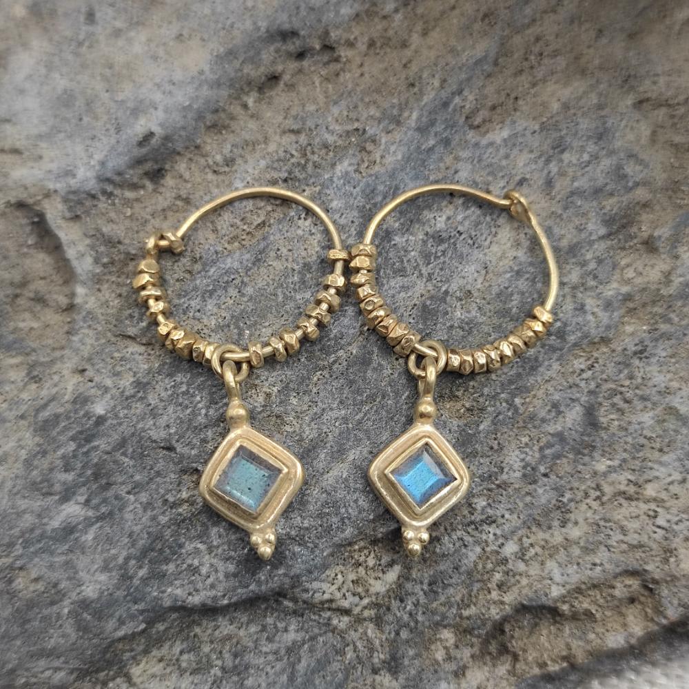 Orecchini a cerchio in argento dorato con labradorite - KAVERI