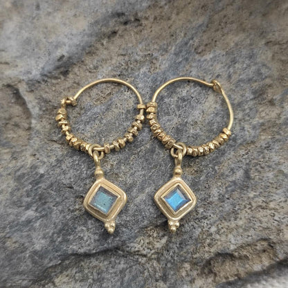 Orecchini a cerchio in argento dorato con labradorite - KAVERI
