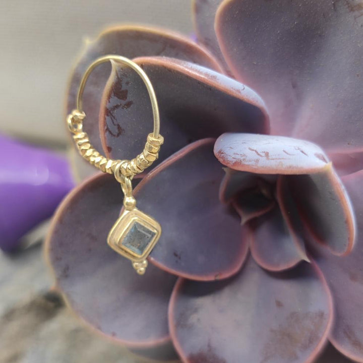 Orecchini a cerchio in argento dorato con labradorite - KAVERI