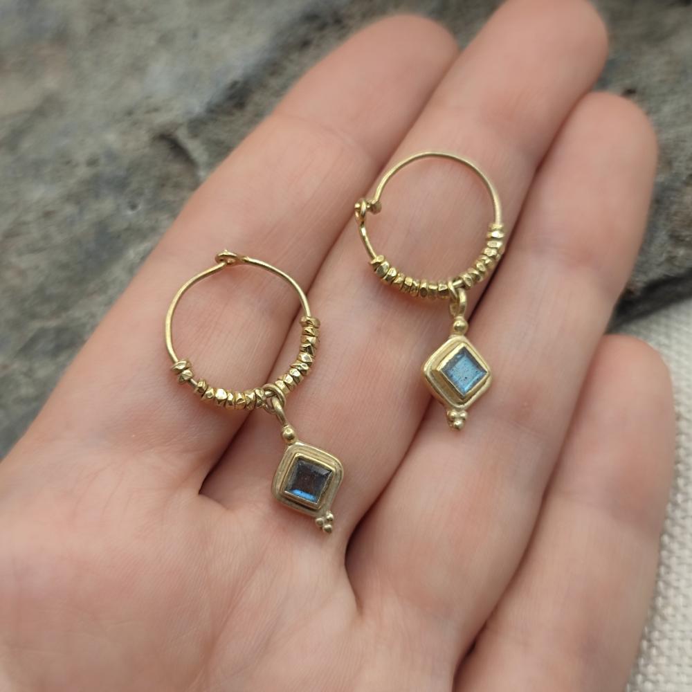 Orecchini a cerchio in argento dorato con labradorite - KAVERI
