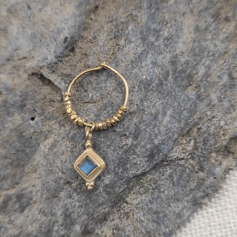 Orecchini a cerchio in argento dorato con labradorite - KAVERI