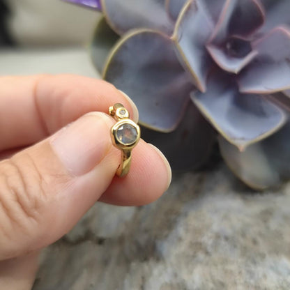ORECCHINI in ottone a cerchio con labradorite - JYOTARA