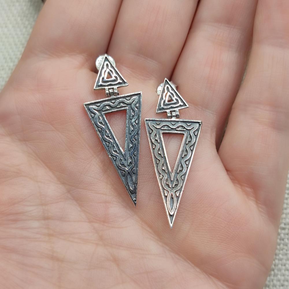 Orecchini A Spilla Triangolo Moderno In Argento 925 – Bijou Artigianali, Look Ruvido