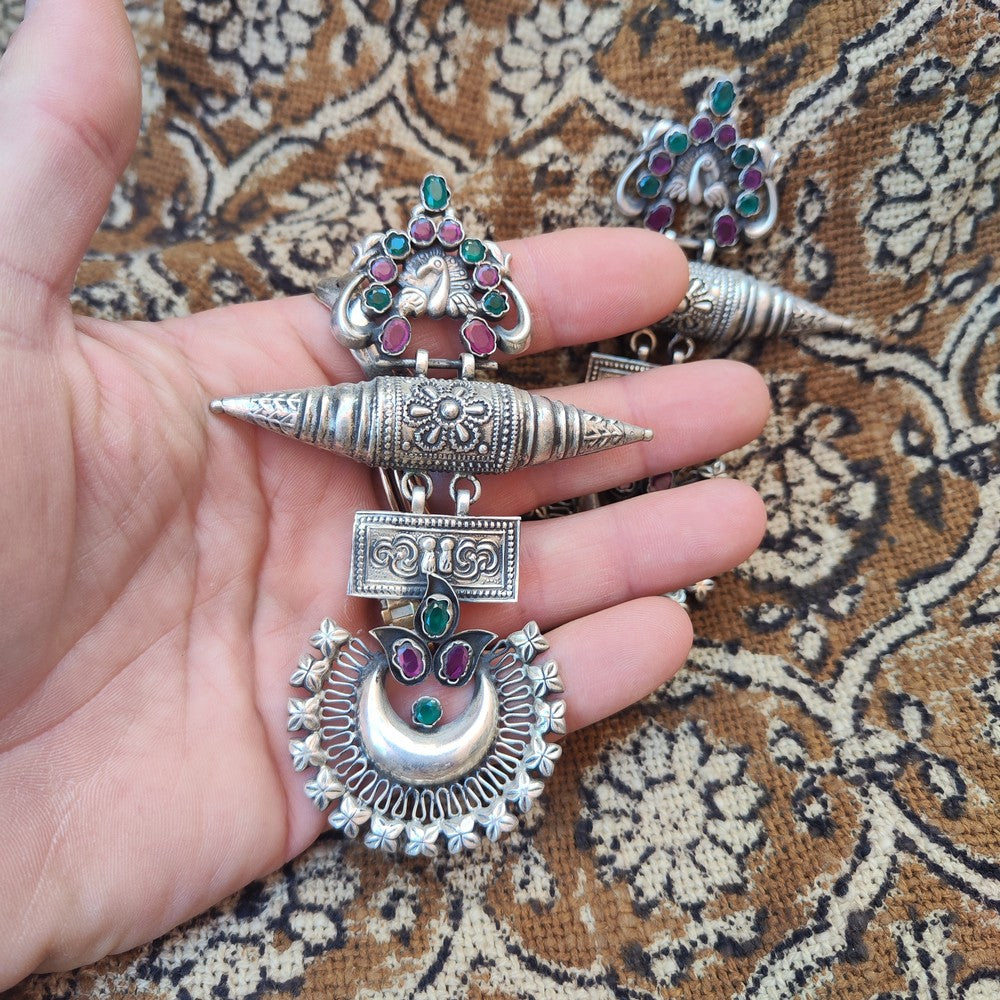 Orecchini GRANDI etnici in argento 925 pietra - RAJPUT vista proporzione mano