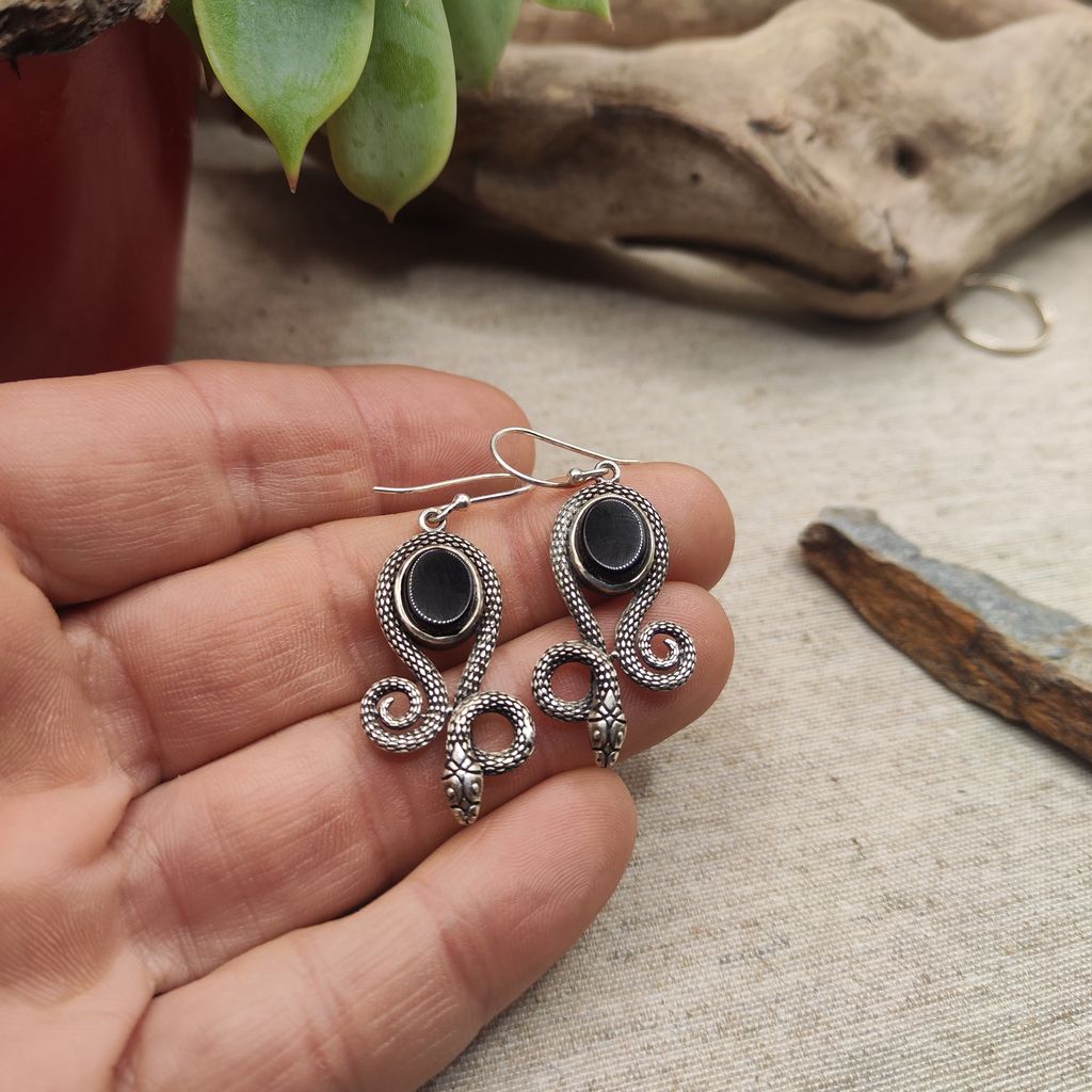 Orecchini in argento 925 con onice nero e serpenti - HUGHLI