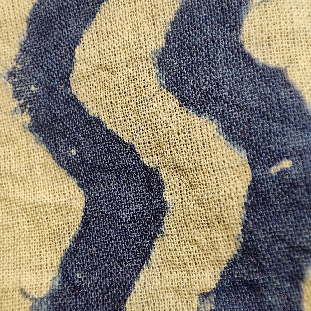 dettaglio della lavorazione del pareo blu