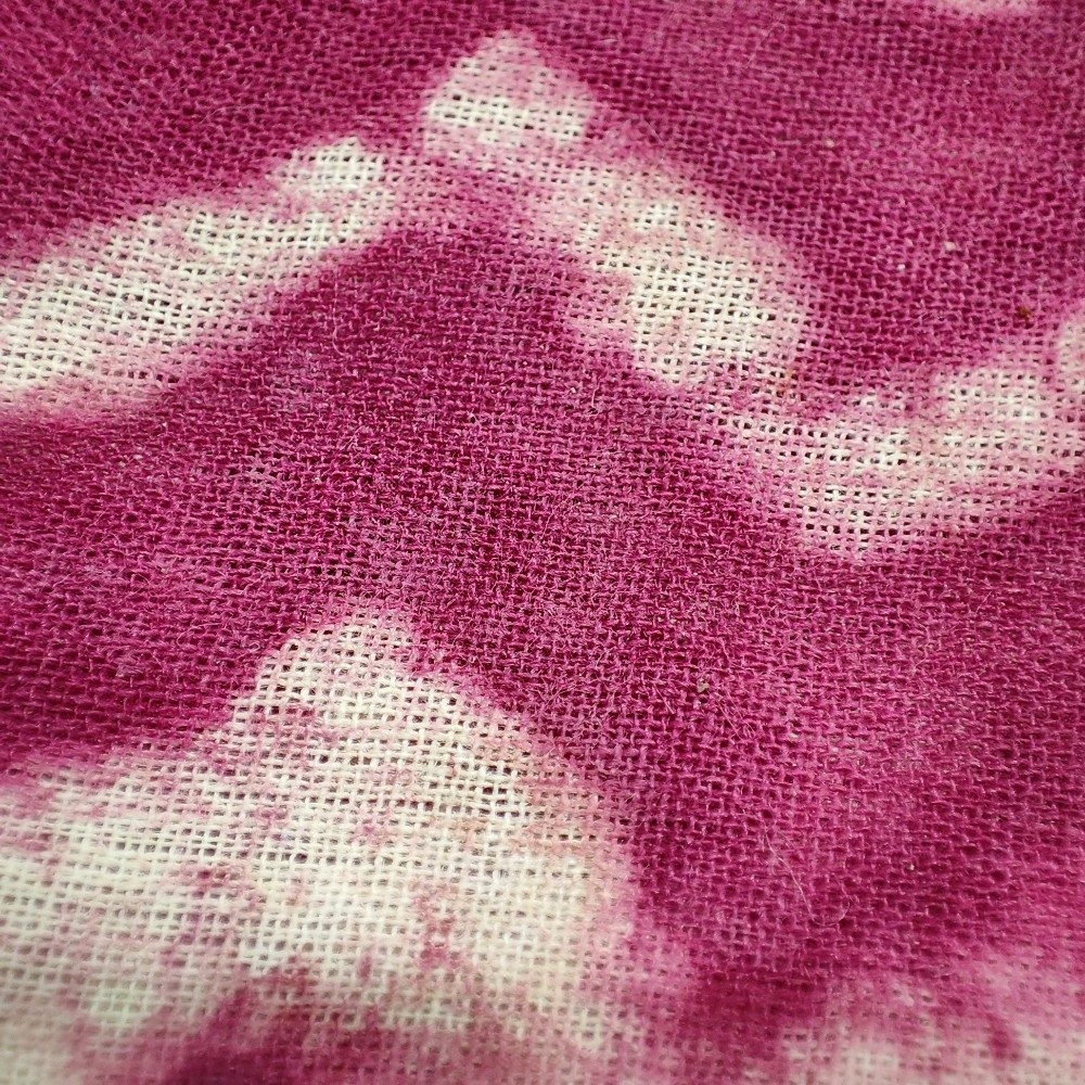 dettagli della lavorazione del pareo fucsia