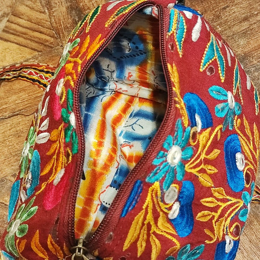 Interno foderato con tasca e chiusura a zip