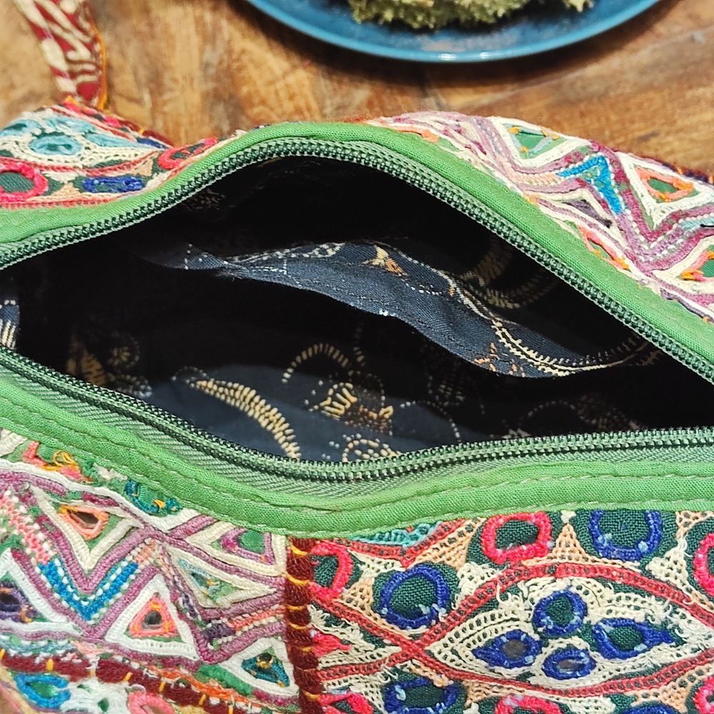 Interno foderato con tasca e chiusura a zip