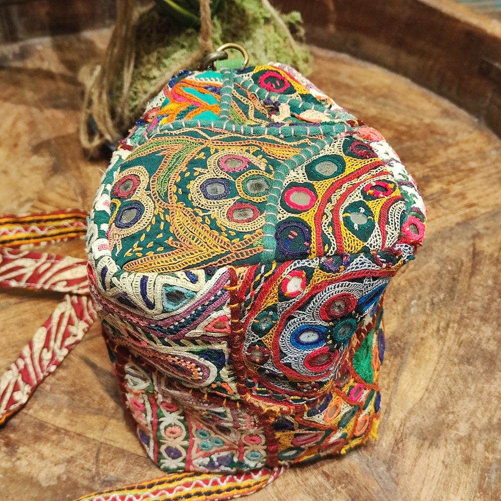 Borsetta KHA in tessuto Rabari con ricami e specchietti artigianali