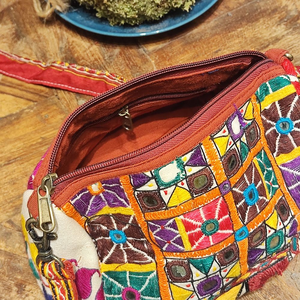 Interno foderato con tasca e chiusura a zip