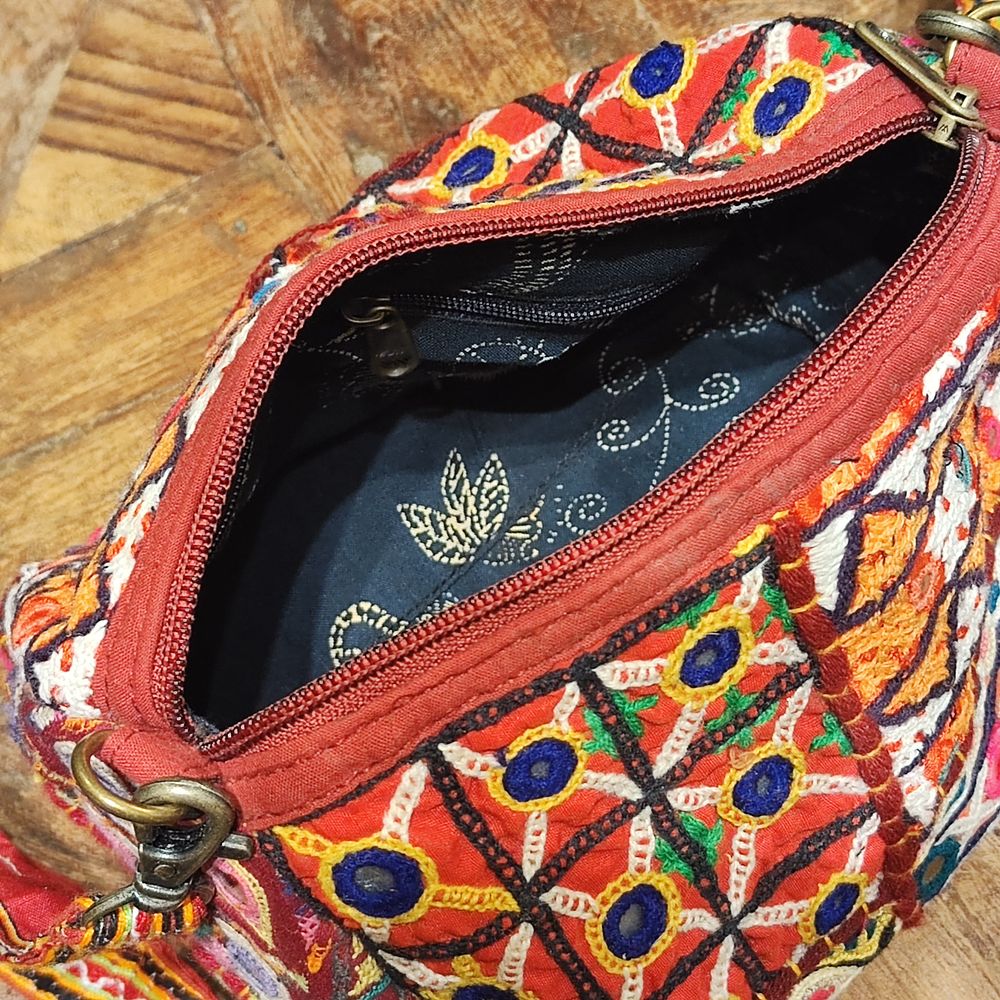 Dettaglio chiusura a zip e anelli bronzati per tracolla