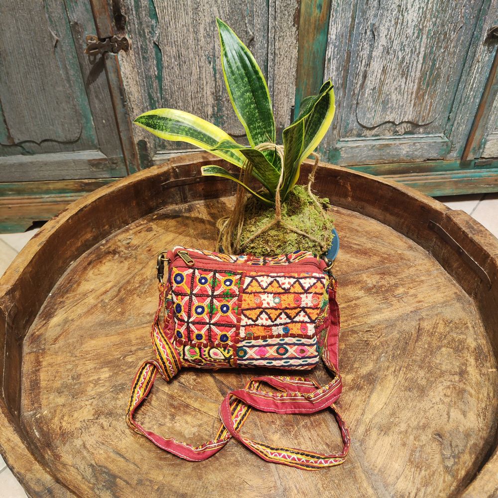 Borsetta KHA in tessuto Rabari con ricami e specchietti artigianali