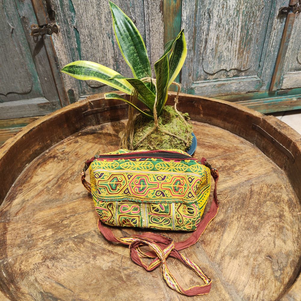 Borsetta KHA in tessuto Rabari con ricami e specchietti artigianali