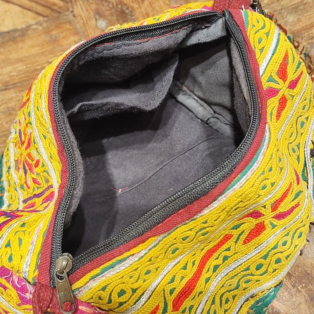 Interno foderato con tasca e chiusura a zip