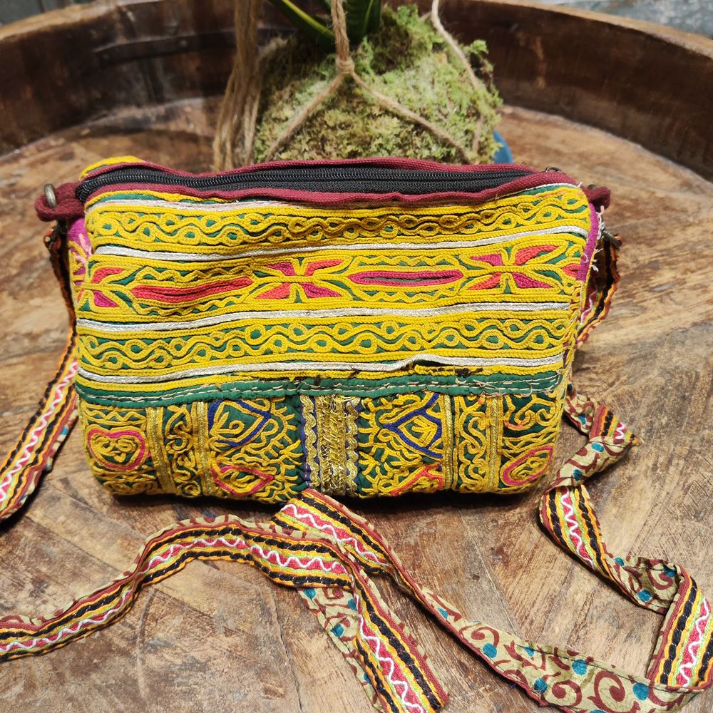 Borsetta KHA in tessuto Rabari con ricami e specchietti artigianali