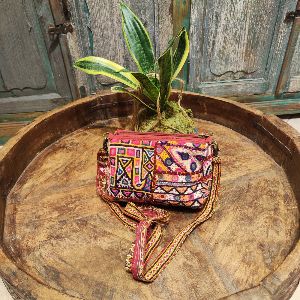 Borsetta KHA con ricami e specchietti artigianali