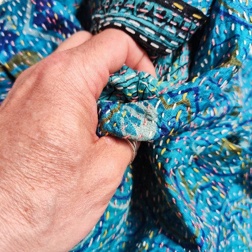 Sciarpa KANTHA con tessuti vintage misto seta ricamo a mano - NEELA
