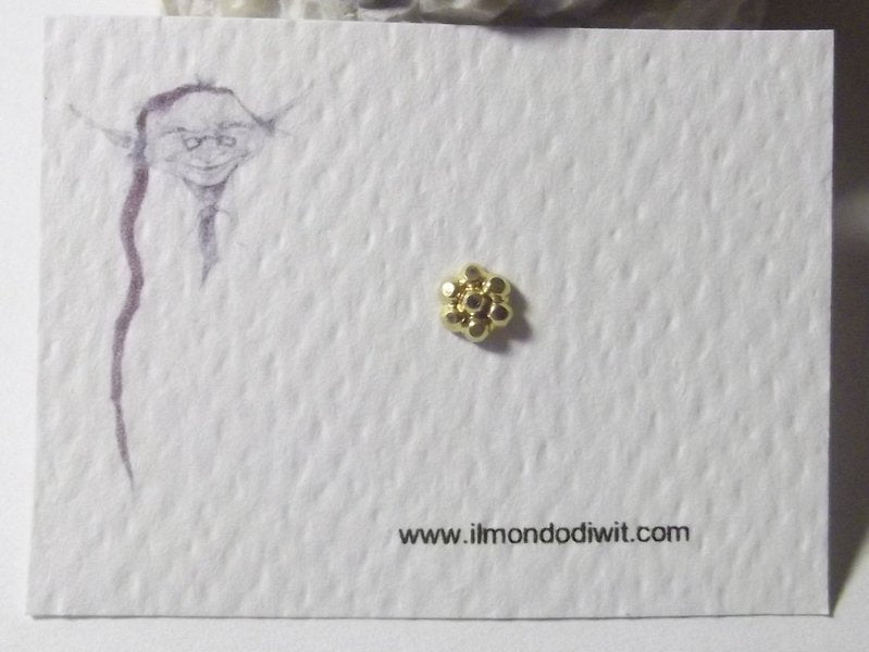 Orecchino da naso in oro 18 fiore 5 mm - KANIGIRI – immagine2