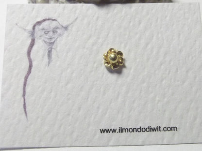 Orecchino da naso in oro 18 carati fiore 5 mm - FAROOQANAC – immagine2