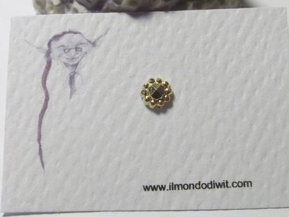Orecchino da naso in oro 18 carati fiore 5 mm - SURYAPET – immagine2