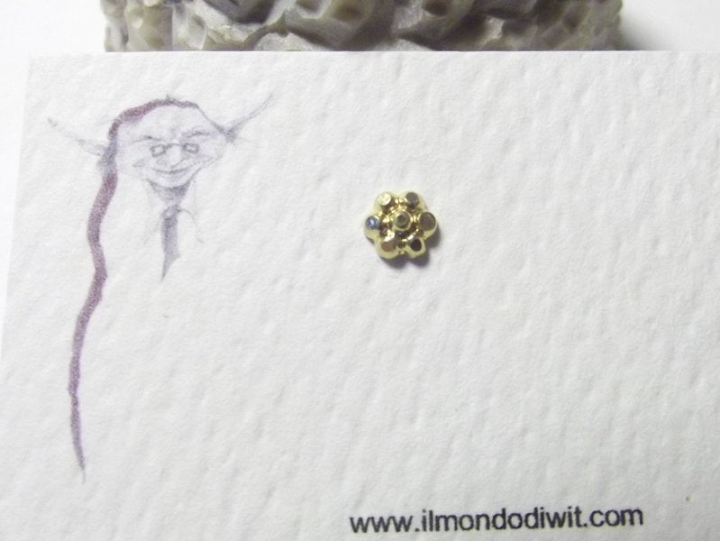 Orecchino da naso in oro 18 carati fiore 5 mm - NELLORE – immagine2