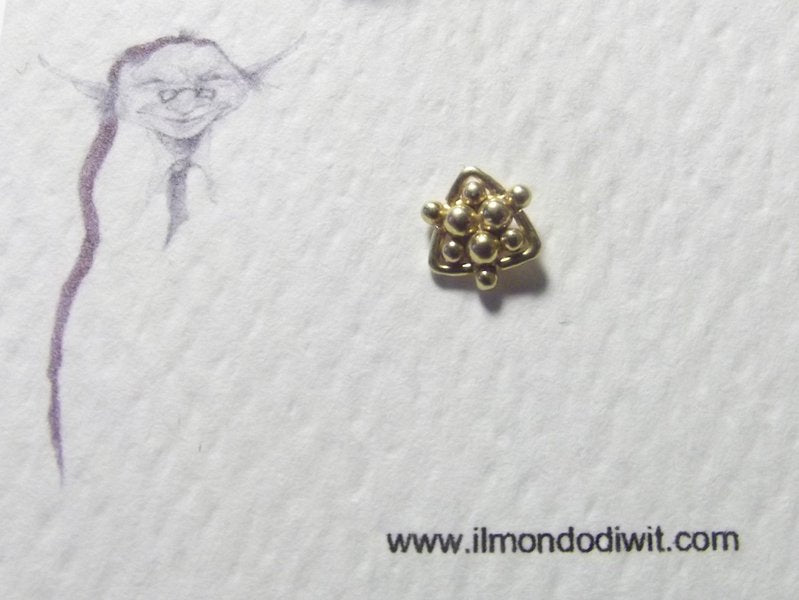 Orecchino da naso in oro 18 triangolo 5 mm - PADMAPUR – immagine2