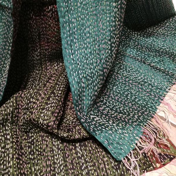Sciarpa KANTHA con tessuti vintage misto seta ricamo a mano verde – immagine3