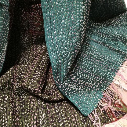 Sciarpa KANTHA con tessuti vintage misto seta ricamo a mano verde – immagine3