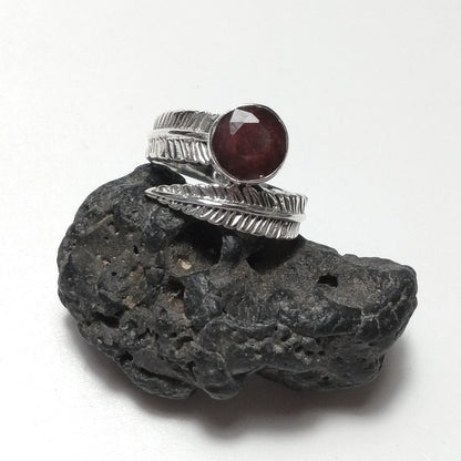 Anello Artigianale in Argento 925 con Radice di Rubino – Design Piuma