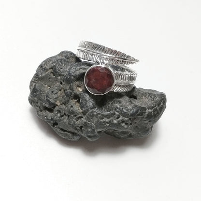 ANELLO artigianale in argento 925 con Radice di Rubino, Anello Piuma | GIOIELLI CON PIETRE