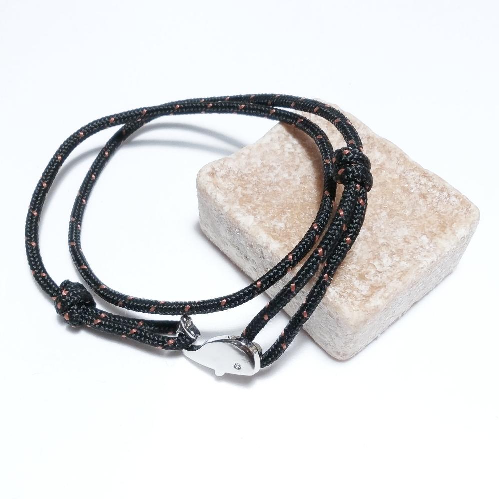 Le balene hanno una presenza imponente in tutto l'oceano, eppure la loro bellezza e umiltà sono ciò che lascia sempre un segno indelebile su coloro che si trovano a terra. Suona come te? Attaccatevi a una Whale Clasp e ispirate il mondo.